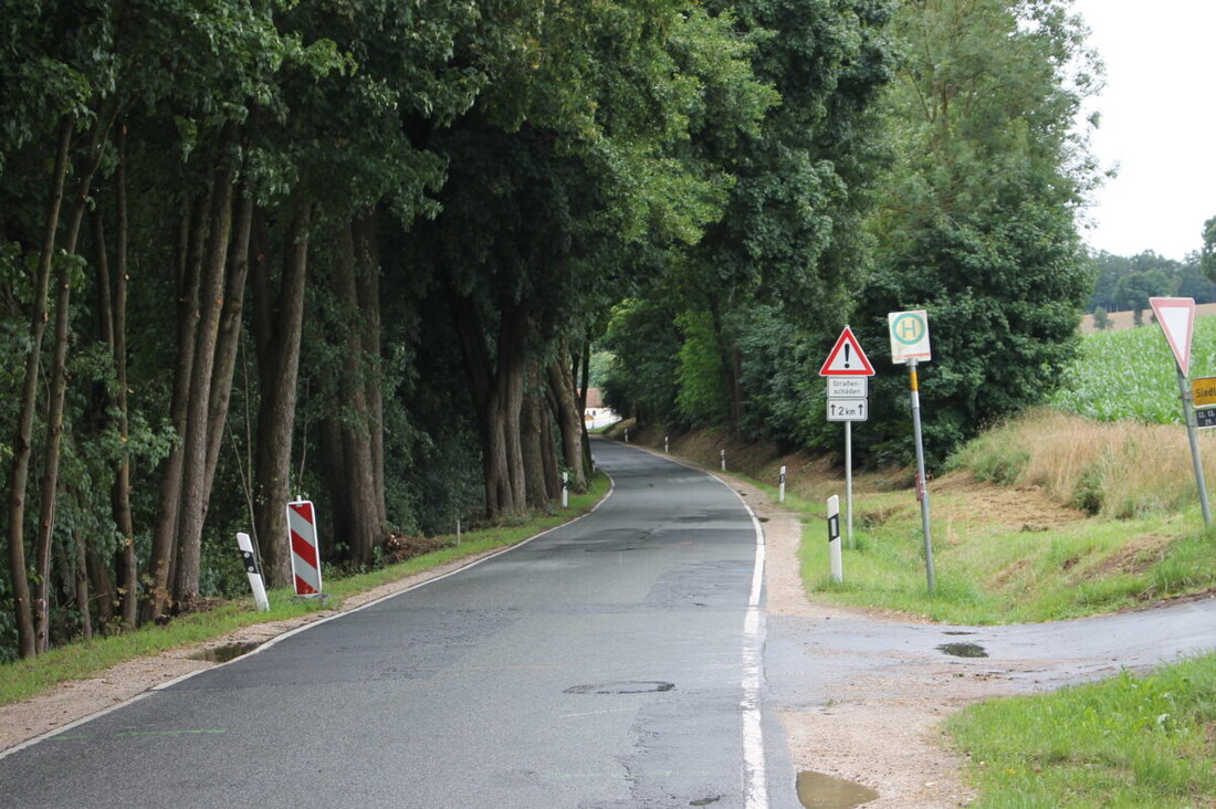 Trabitz. Ende Juli oder Anfang August starten die Bauarbeiten an der Kreisstraße Hub-Zintlhammer und der Ausbau des Breitbandnetzes wird mit Bundeszuschuss weitergeführt. Der Gemeinderat stimmte auch einer Radwegvereinbarung zu und bewilligte Zuschüsse und Bauanträge, darunter die Verschönerung des Feuerwehrhauses.