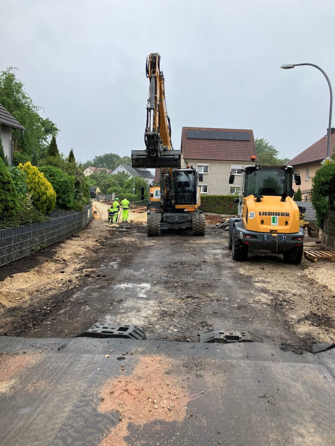 Obersdorf/Altmannshof. Die Kreisstraße nach Altmannshof, inklusive eines neuen Radwegs, wird seit März ausgebaut und ist aktuell für Radfahrer gesperrt. Eine Umleitung ist über Poppenricht eingerichtet; die Fertigstellung erfolgt voraussichtlich im Herbst.