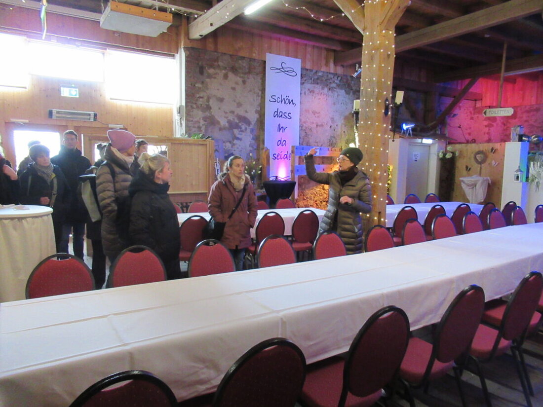 Schwandorf. Anbieter von "Urlaub auf dem Bauernhof" informierten sich über Camping und Tiny Houses als neue Einkommensquellen für Landwirte. 