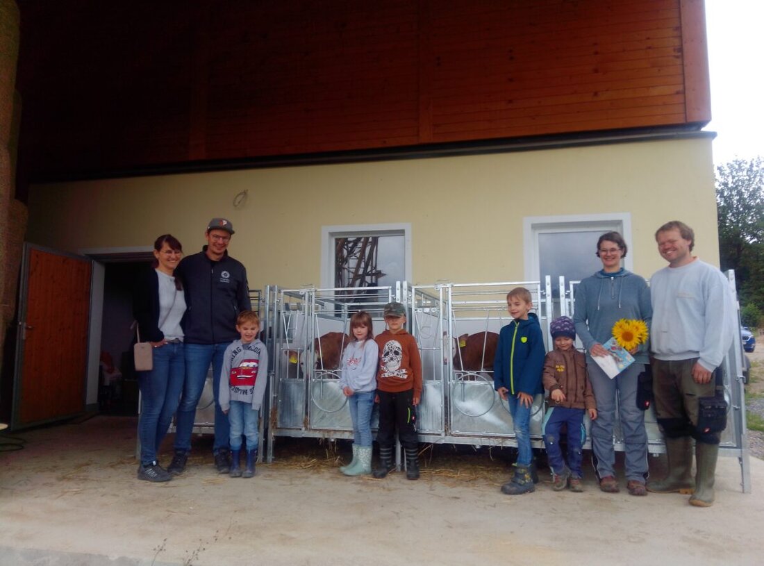 Waldershof. Vorschulkinder des Johanniter-Kinderhauses "St. Sebastian" besuchten einen Bauernhof, um Landwirtschaft und Tierhaltung kennenzulernen, einschließlich einer Führung durch einen Kuhstall und das Füttern von Kälbern.