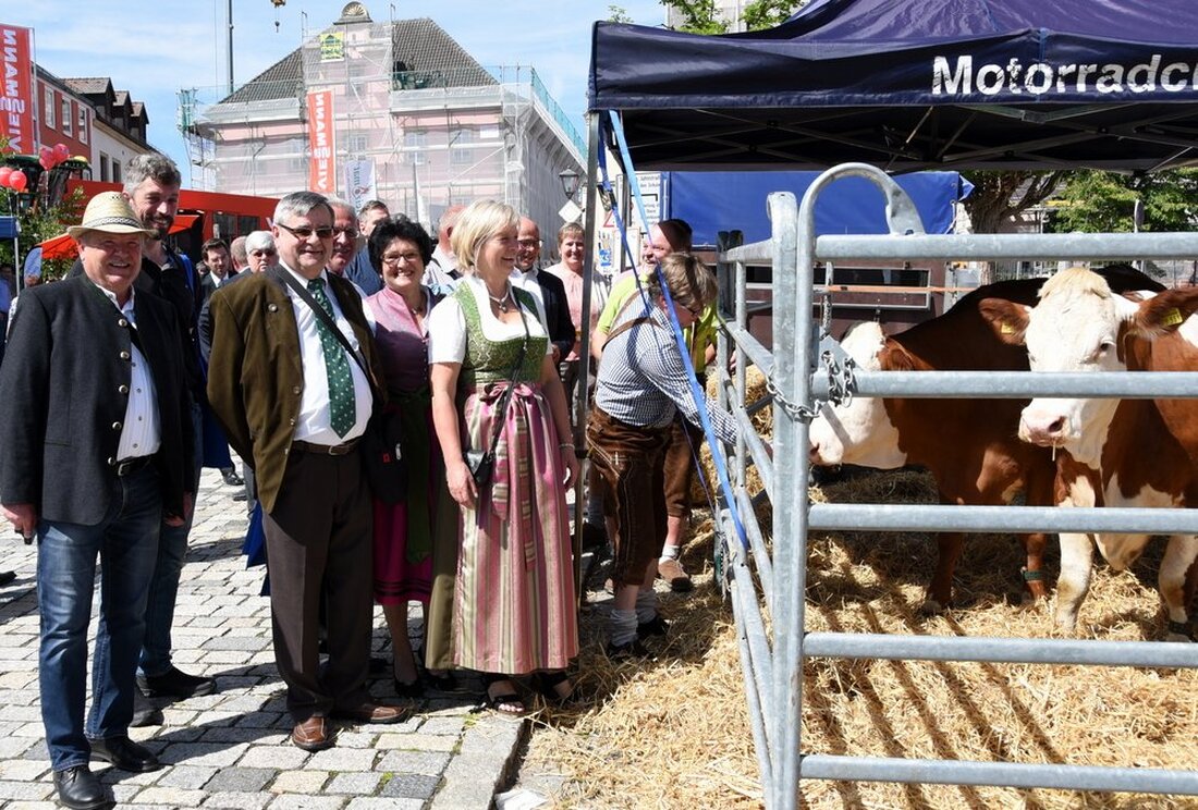 Eschenbach. „Die Landwirtschaft steht stark im Blickfeld der Medien und der Bevölkerung. Hier gilt es als Landwirt besonnen und vorbildhaft zu agieren, die Menschen mit ihrer Argumentation anzunehmen und mitzunehmen“, [&hellip;]