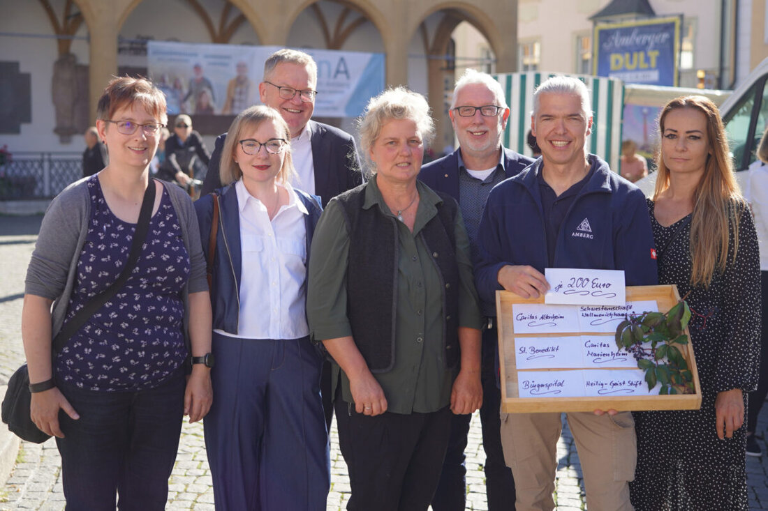 Amberg. Beim Jubiläums-Bauernmarkt erlösten gesponserte Filztaschen 1079 Euro, der Verein rundete auf und übergab sechs Seniorenheimen je 200 Euro zum Auftakt der Bayerischen Demenzwoche.