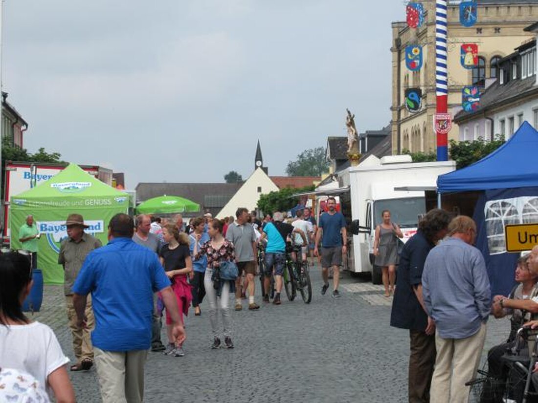 Kemnath. Der 3. Kemnather Bauernmarkt rückte die Stadt in den gesellschaftlichen Mittelpunkt der Region. Tausende Fieranten und Besucher tummelten sich auf dem Stadtplatz.  An etwa 70 Ständen gab es alles [&hellip;]
