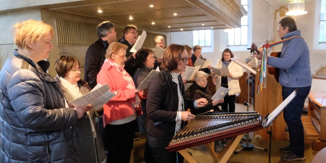Floß. Der Katholische Kirchenchor führte die Bauernmesse von Annette Thoma auf und begeisterte mit Gesang und Instrumenten. Pfarrer Max Früchtl würdigte dies besonders beim Ehrenabend.
