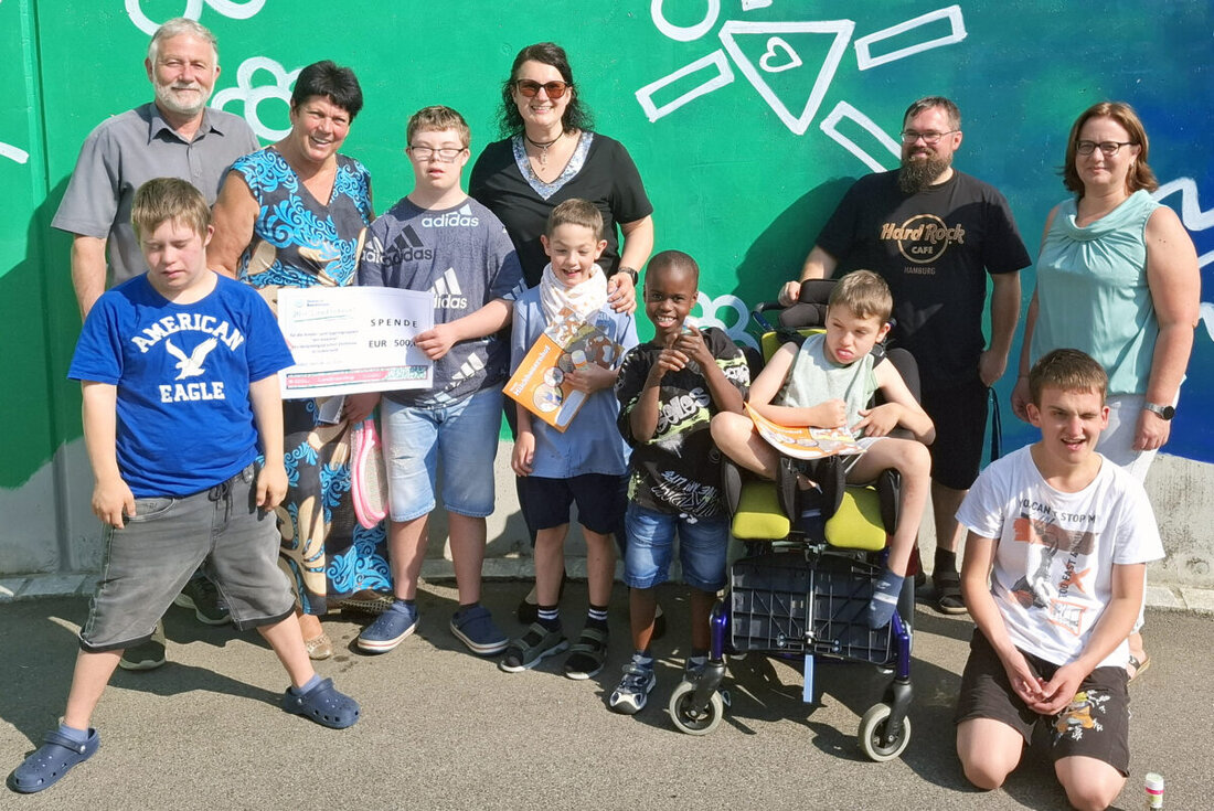 Irchenrieth. Große Freude im Kinder- und Jugendwohnen „Am Kleefeld“ des HPZ: Der Bauernverband Weiden übergab eine Spende über 500 €. Dazu brachten Kreisbäuerin Gabriele Birkner und Geschäftsführer Ulrich Härtl Spielsachen mit.