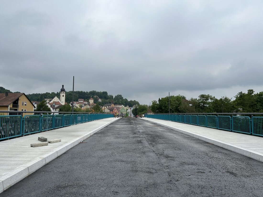 Schwandorf. Die Fertigstellung der Großen und Mittleren Naabbrücke in Schwandorf bleibt im Plan. Doch gibt es eine unerwartete Wendung bei den Bauarbeiten in der Schwandorfer Innenstadt. Ein Schaden an der Kleinen Naabbrücke führt zu einer längeren Sperre der Beer-Kreuzung. Diese Verzögerung könnte die Bewohner und Besucher Schwandorfs bis zum 25. Juli 2025 betreffen.
