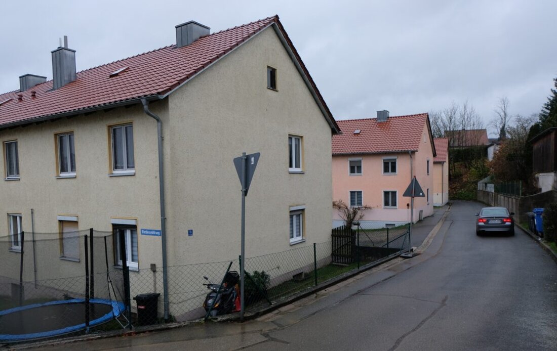 Floß. Die Baugenossenschaft "Eigenheim" hat die Modernisierung und Sanierung von Mietwohnungen erfolgreich abgeschlossen, finanziert mit über 190.000 Euro aus Eigenmitteln und öffentlichen Darlehen. Neuvermietungen haben zugenommen, und die Wohngebäude am Blendersmühlweg wurden für rund 20.000 Euro mit eigenen Wasseranschlüssen ausgestattet.