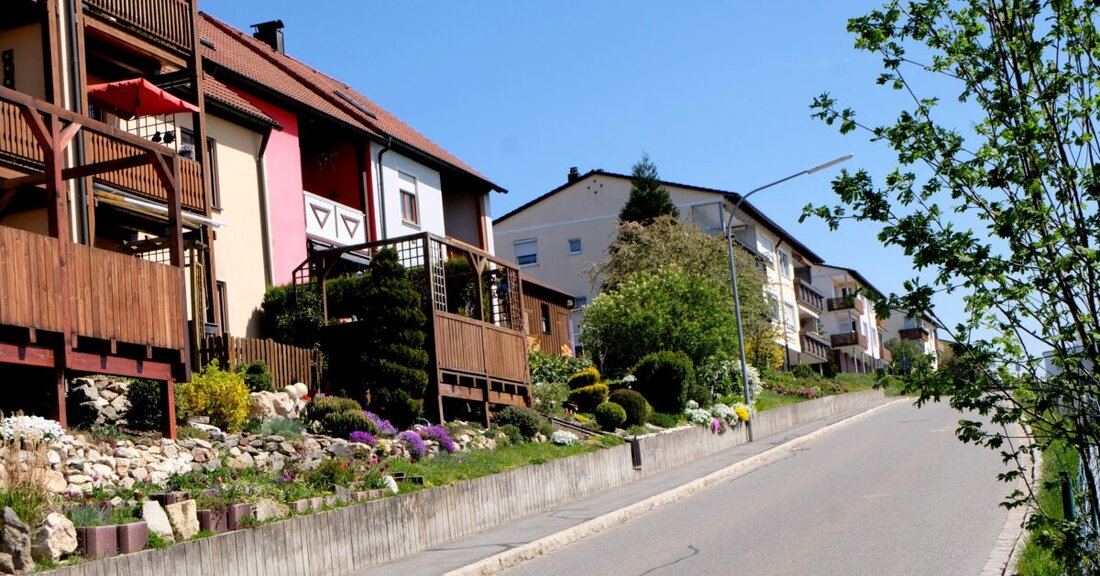 Floß. Seit 60 Jahren verwaltet die Baugenossenschaft „Eigenheim“ erfolgreich Eigentumswohnungen am Puppberg. Jetzt prüft sie mit dem Branchenverband den Kauf weiterer Objekte und will ihre Geschäftsstelle personell stärken.