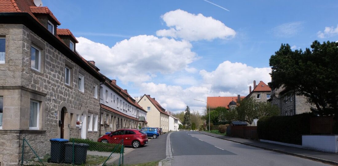 Floß. Die Baugenossenschaft Eigenheim mit 38 Anwesen und 130 Mietern hält die Mieten bei durchschnittlich 4,10 Euro pro Quadratmeter und ist voll belegt. Die nächste Mieterhöhung ist erst zum 1. Januar 2028 geplant.