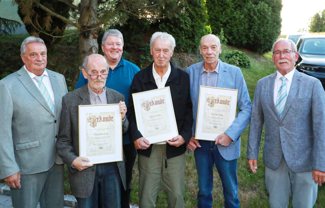 Erbendorf. Bei der Mitgliederversammlung der Baugenossenschaft wurden drei langjährige Aufsichtsräte verabschiedet und geehrt. Vorsitzender Anton Hauer und Vorstand Dieter Döppl würdigten Gerhard Heindl, Dieter Rutsch und Willi Müller.