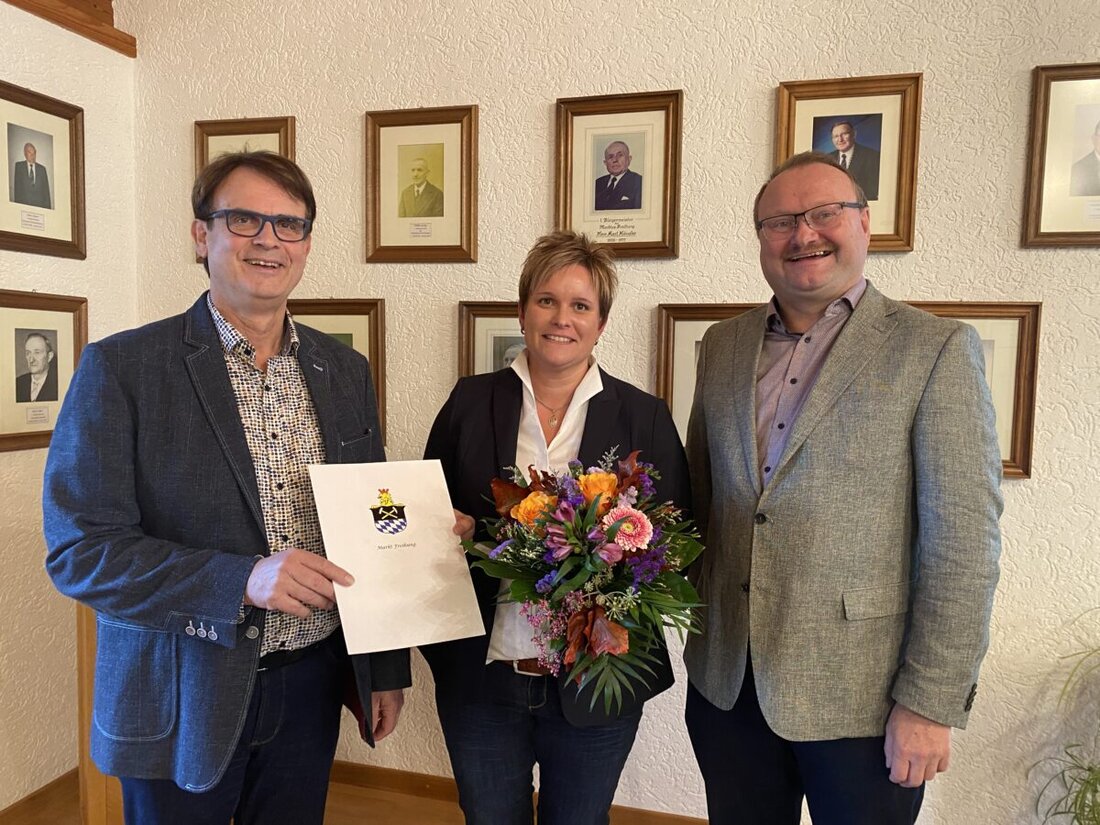 Freihung. In einer Feierstunde überreichten Erster Bürgermeister Uwe König und geschäftsleitender Beamter Max Heindl der Kämmerin Stephanie Wölfl die Urkunde der Bayerischen Verwaltungsschule München.