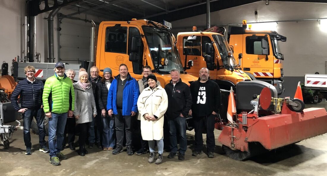 Waldershof. Der CSU-Ortsverband besichtigte den modernisierten Bauhof, wo durch Sanierungen und technische Updates, u.a. mit Photovoltaik, effizientes Arbeiten möglich ist. Der Bauhof bereitet sich auf den Winter vor und lagert kein Salz mehr im Gebäude.