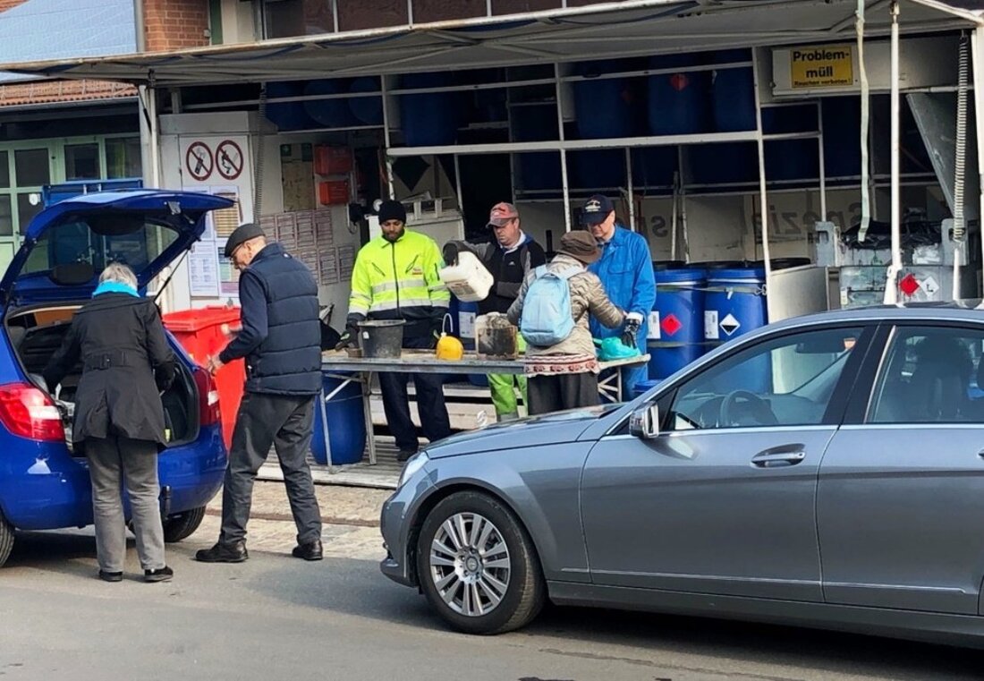 Weiden. Eine saubere Sache: 180 Weidener nutzten die Gelegenheit am städtischen Bauhof ihren Problemmüll zu entsorgen. Altfarben und -lacke, Backofensprays, Chemikalien, Lösemittel, Pflanzenschutzmittel sowie Säuren und Laugen, die in den [&hellip;]