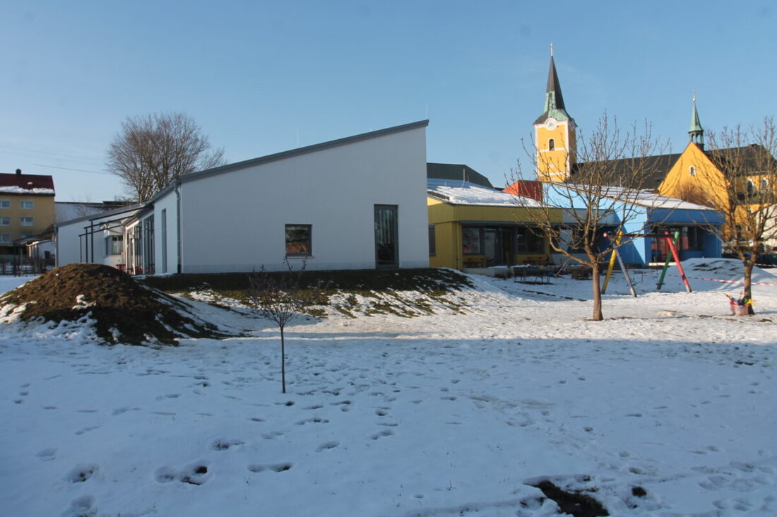 Waidhaus. Der Gemeinderat hilft der Pfarrei St. Emmeram: Der Bauhof gestaltet den Außenbereich des Kinderhauses, Pfarrei trägt Materialkosten. Weitere Bauprojekte und das Wappen genehmigt; für den Bolzplatz wird Ort gesucht.