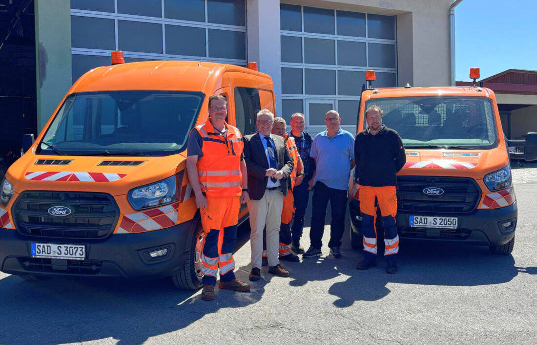 Schwandorf. Der Städtische Bauhof modernisiert seinen Fuhrpark: zwei neue Ford Transit mit 165 PS ersetzen ältere Modelle. Ein Pritschenwagen dient dem Kanalunterhalt, ein Kastenwagen der Baumkontrolle; Ausbau folgt.