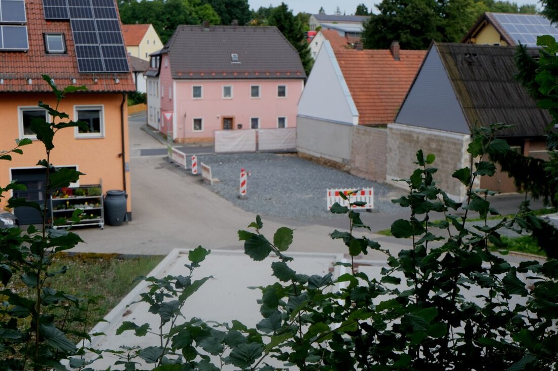 Floß. In der Flossenbürger Straße klafft nach dem Abbruch des früheren Witt-Girgl-Anwesens, das zuletzt im Eigentum des Max Schaller stand und an den Markt verkauft wurde, eine Baulücke. Ob dort Parkplätze entstehen oder ein Hausobjekt eine Chance hat, stand lange Zeit nicht fest. Jetzt scheinen die Würfel gefallen zu sein.