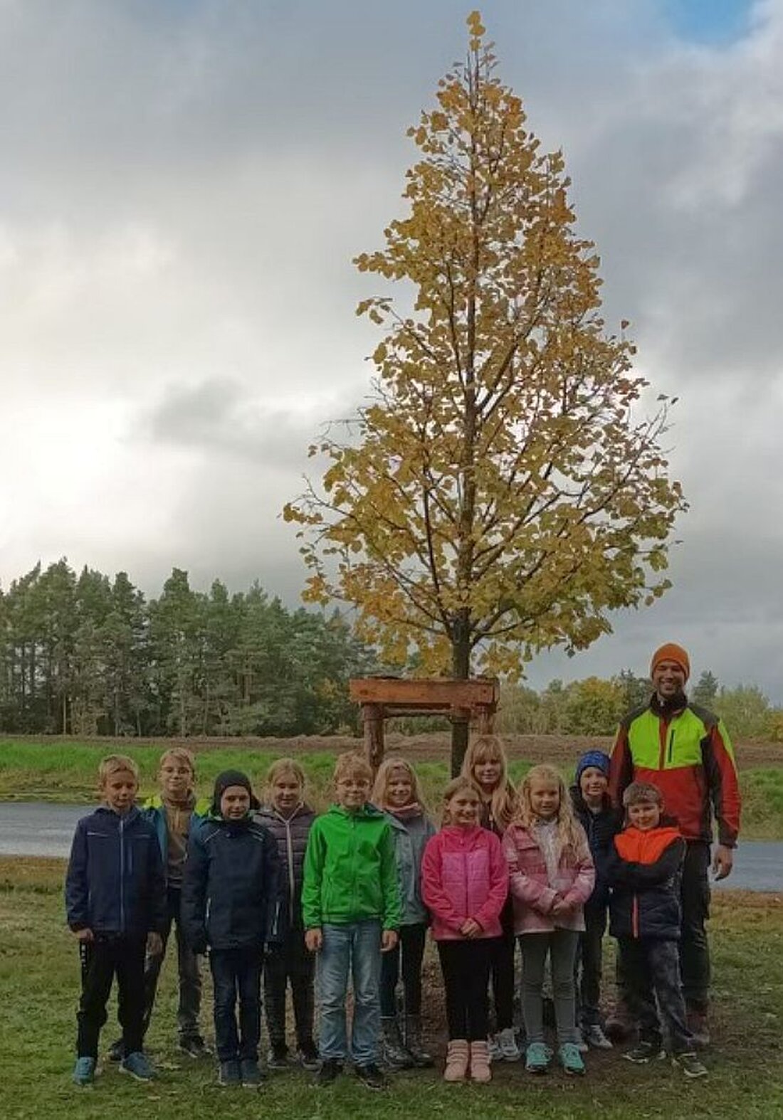 Leuchtenberg. Zur Erinnerung an ihre Erstkommunion pflanzten 15 Kinder einen Baum am Zugang zu Leuchtenberg. Diese Tradition wird von der Gemeinde gepflegt, um den besonderen Tag festzuhalten.