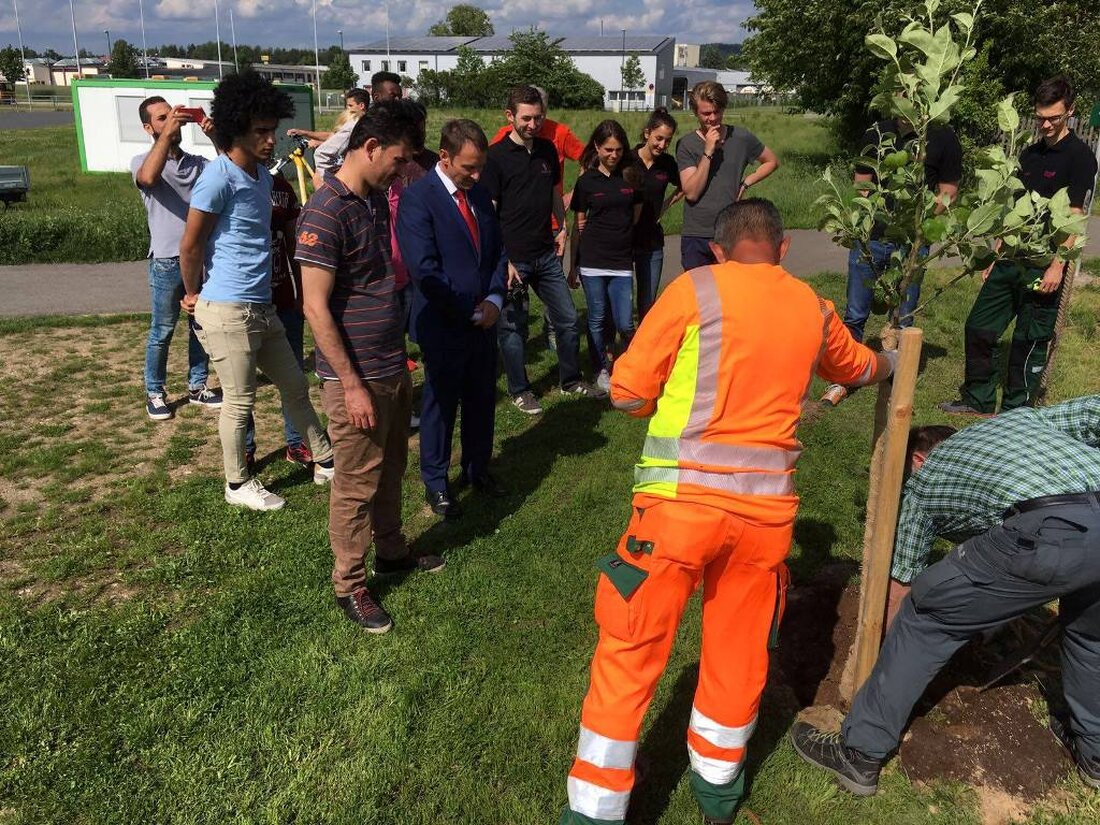 Weiden. Gemeinsam mit der Stadtgärtnerei starteten die Mitglieder des Rotaract Club Weiden eine Baum- und Strauchpflanzaktion am neuen Festplatz. Ziel der Aktion: Ostbäume, an denen sich jeder bedienen kann und Raum für [&hellip;]