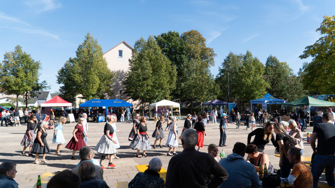 Weiden. Der Stadtteil Stockerhut feierte ein lebendiges Baumfest im Rahmen der langen Nacht der Demokratie unter dem Motto „Gemeinsam für Freiheit, Vielfalt und Zusammenhalt“. Zahlreiche Gäste genossen Gebet, Tanz und Gespräche.