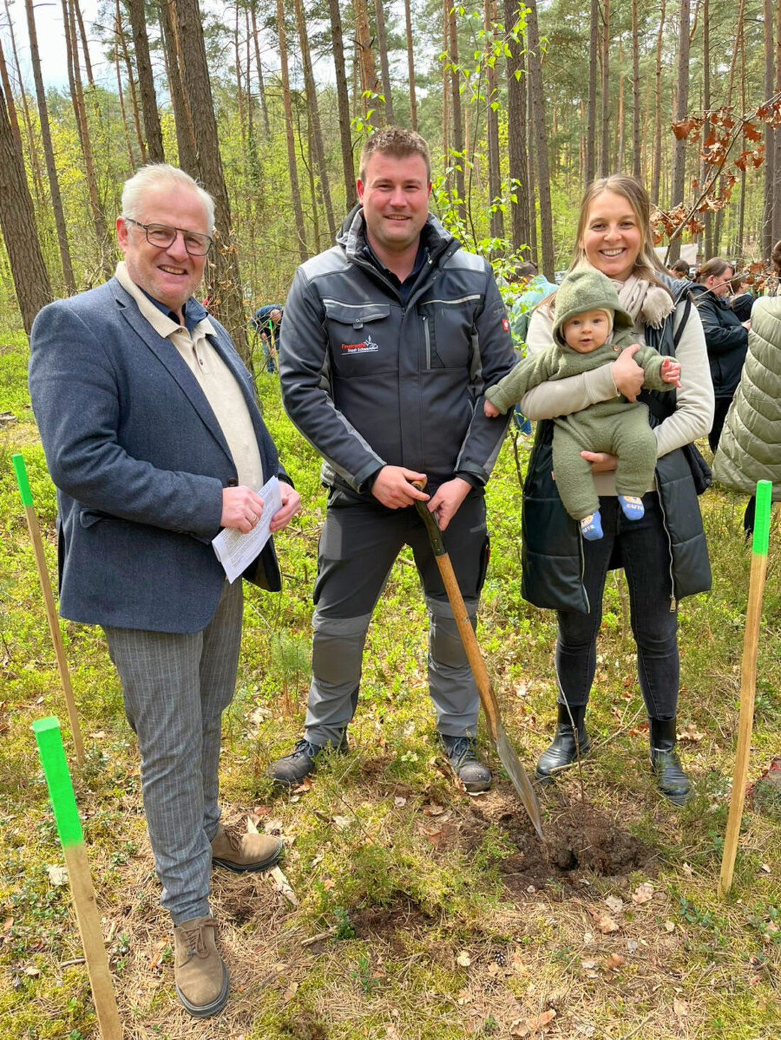 Schwandorf. Zum 21. Mal lud die Stadt in den Stadtwald am Weinberg ein: 50 Bäumchen für Neugeborene wurden gesetzt. Sie stehen für Kinder, geboren zwischen August 2025 und Februar 2026, und insgesamt wachsen dort über 900 Bäume.