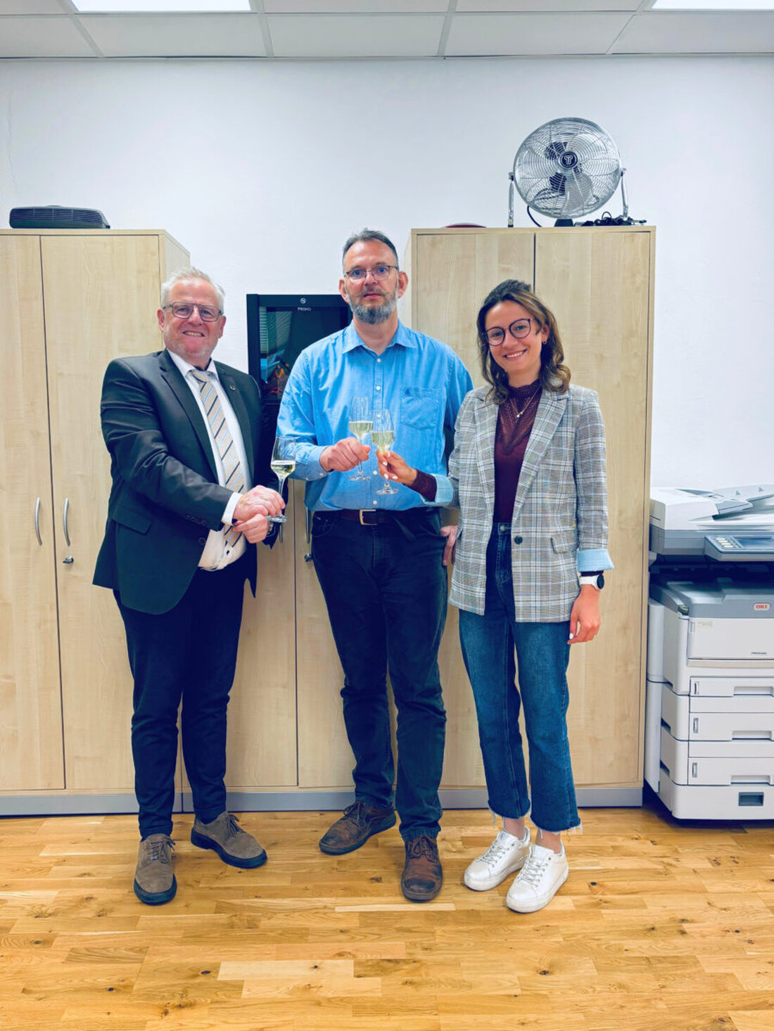 Schwandorf. Das Bauplanungsbüro Andreas Blenk feiert 30 Jahre. Oberbürgermeister Andreas Feller und die städtische Wirtschaftsförderung gratulierten vor Ort. Das Team plant individuelle Wohn- und Gewerbebauten.
