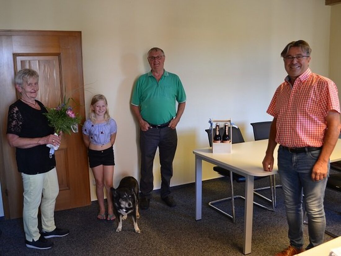 Eslarn. „Wo ist denn nur die Zeit geblieben…?“ Bürgermeister Reiner Gäbl verabschiedete das Busunternehmerpaar Albert und Emma Bauriedl nach fast 40 Jahren Beförderungsdienst. Als Bauriedl 1982 die Fahrten für die [&hellip;]