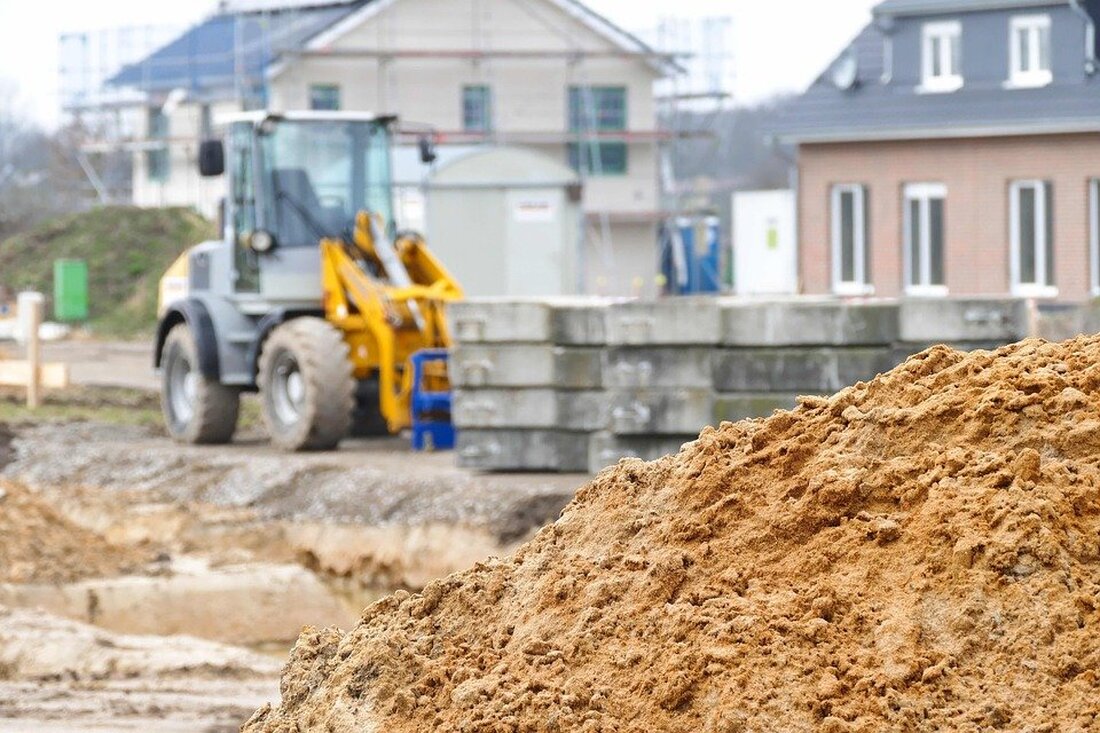 Luhe-Wildenau. Auf einer Baustelle in Luhe-Wildenau entwendeten unbekannte Täter einen Bagger. Der Diebstahlsschaden liegt im oberen fünfstelligen Betrag. Die Kriminalpolizeiinspektion Weiden hat die Ermittlungen übernommen und bittet um Zeugenhinweise.