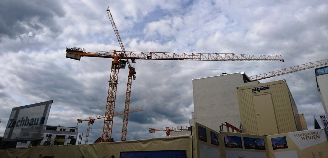 Weiden. Der Baufortschritt am Nordoberpfalz Center (NOC) ist mittlerweile für jedermann gut sichtbar, das Bauwerk wächst in die Höhe, Betonpumpen und –mischer bestimmen das Straßenbild. Wie die Stadt Weiden mitteilt, kamen [&hellip;]