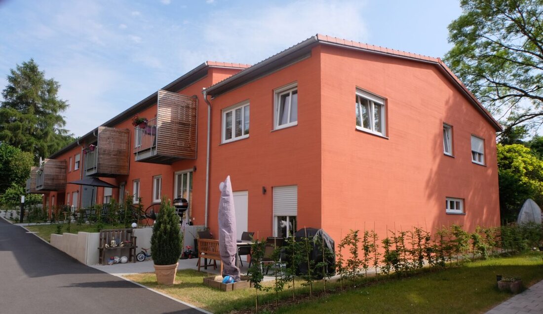 Floß. Der Flosser Bauverein feiert sein 105-jähriges Bestehen und betont die Bedeutung von sozialem Wohnungsbau, Instandhaltung und Modernisierung. Mit 38 Anwesen und 130 Mieteinheiten ist er der größte Vermieter in Floß.