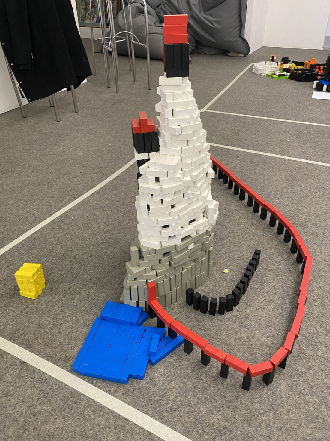 Weiden. Beim siebten Klötzchenbau-Wettbewerb der Jugendkunstschule und des Kunstvereins entstehen aus 14.000 Holzbausteinen Miniaturen. 17 Teilnehmende in neun Gruppen bauen unter dem Motto Spielräume, TANO fördert.