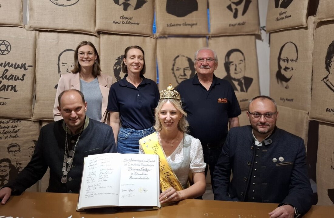 Eslarn. Große Ehre für Ramona Spitzner: Die Bayerische Honigkönigin verewigte sich beim Empfang im Kommunbrauhaus Biererlebnis im Goldenen Buch des Marktes. Bürgermeister Thomas Kleber und der Imkerverein würdigten ihr Engagement.