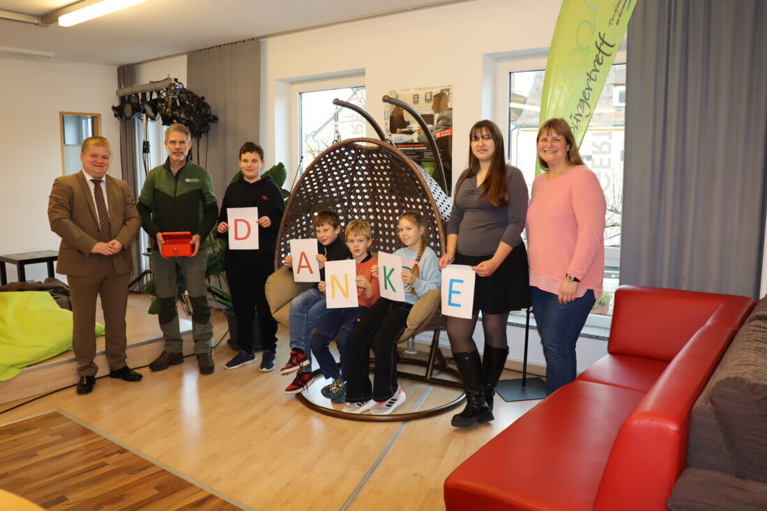 Burglengenfeld. Forstbetriebsleiter Hans Mages übergab 743,40 Euro vom Tag des offenen Waldes an den Kinder- und Jugendtreff. Die Spende stärkt die Angebote; eine Wunschbox sammelt Ideen, die vor Weihnachten umgesetzt werden sollen.