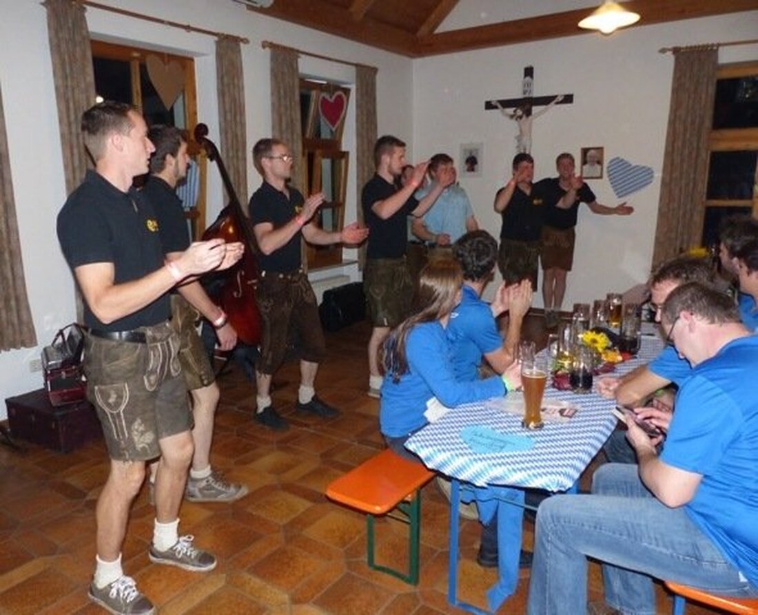 Leuchtenberg. Der erste „Bayerische Abend“ der KLJB hatte ein enorme Anziehungskraft. Die Gäste waren sogar aus Scheffgau/Österreich angereist, um im Pfarrheim mit zufeiern.  Von Sieglinde Schärtl Die „Geschwister Baier“ sorgten [&hellip;]