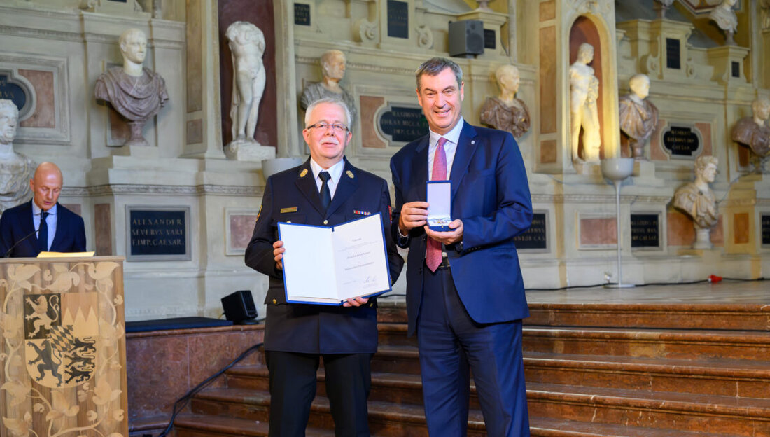 Amberg. Stadtbrandrat Heinrich Scharf ist in der Münchner Residenz von Ministerpräsident Markus Söder mit dem Bayerischen Verdienstorden geehrt worden. OB Michael Fritz würdigt sein jahrzehntelanges, selbstloses Engagement.
