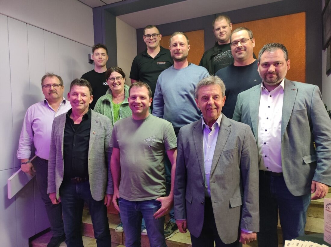 Oberwildenau. Die Blaskapelle vollzieht im Jubeljahr den Generationswechsel: Gerald Bayerl übernimmt den Vorsitz von Bernhard Meiler. Bei der Versammlung wurden zudem gute Kassenstände gemeldet und das 100. Mitglied begrüßt.