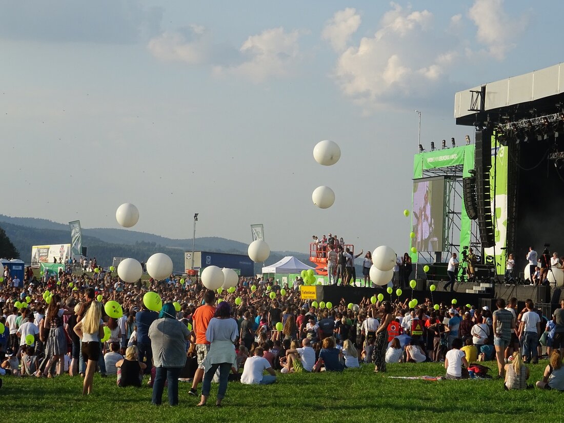 Moosbach. Ein unvergessliches Fest hat gestern in Moosbach stattgefunden. 70.000 Besucher haben bei dem Bayern 3 Dorffest mit Namika, der Bayern 3 Band, Milow und Mark Forster gefeiert. Von Jasmina [&hellip;]