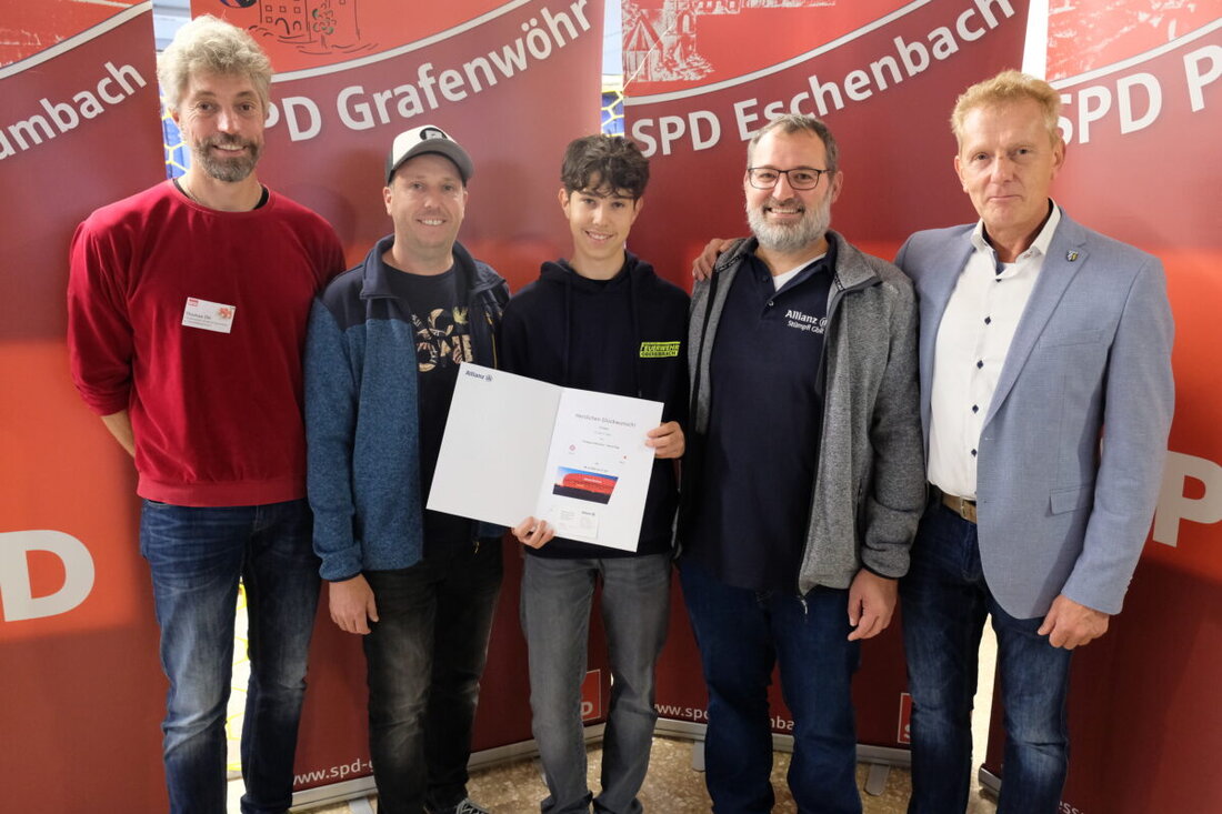 Eschenbach. Die zwölfte Ausbildungsmesse vernetzte Schulabgänger und Betriebe im Vierstädtedreieck. Nils Schweiger aus Oberbibrach gewann bei Allianz-Stümpfl zwei Tickets für den FC Bayern in der Champions League.