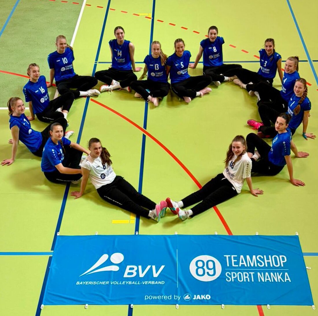 Amberg. Beim Volleyball-Bundespokal U 16 in Dresden holten sich die Bayern-Mädels klar und verdient den Sieg. Großer Erfolg für Landestrainer Werner Kiermaier samt Team Lucia Kaiser (Co), Sergej Krüger (Ph) und Ipek Akinci (Sc). Für Bayerns Buben sprang am Ende ein fünfter Platz heraus.