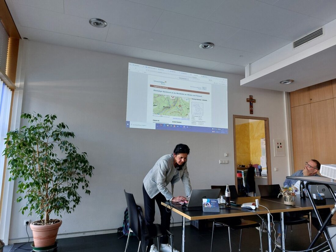 Nabburg. Senioren lernen mit dem BayernLab den Bayernatlas für Karten, Routen mit Höhenprofil, Zeitreisen und Hochwasserinfos. Übung und virtuelle Touren mit Brille wurden betont.