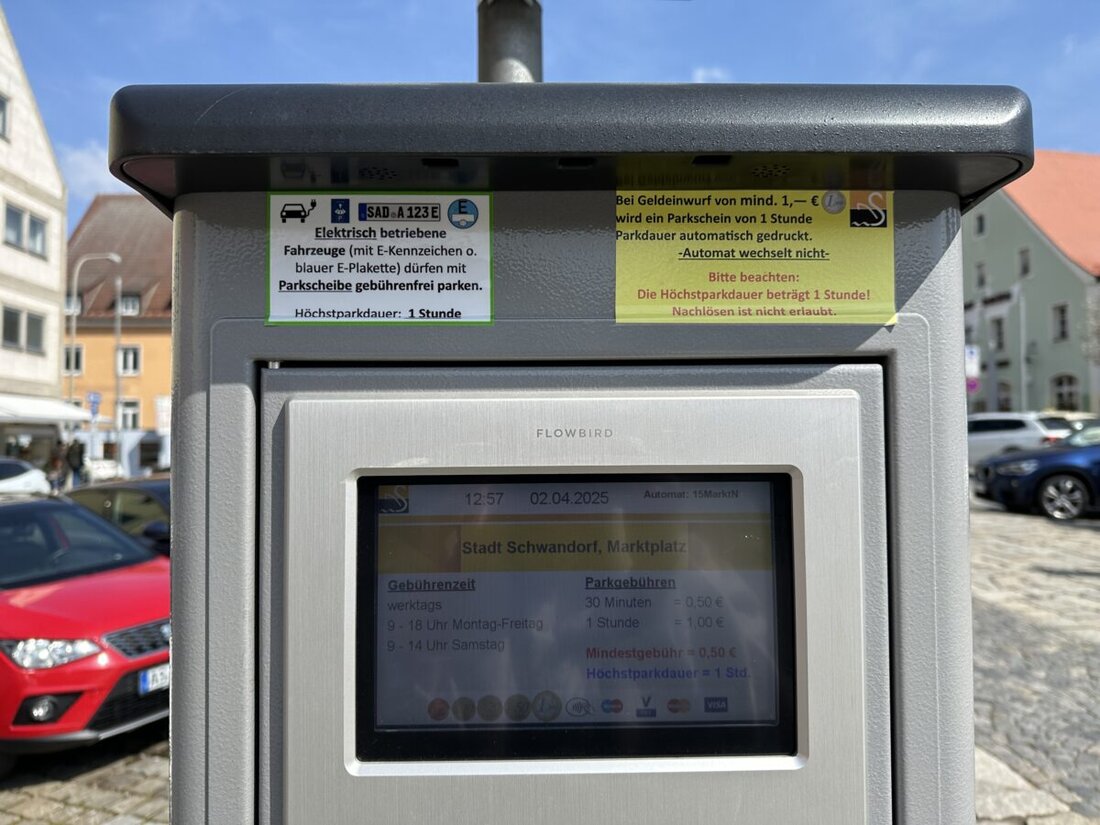 Bayern. Seit dem 1. April 2025 können E-Fahrzeuge mit E-Kennzeichen oder blauer Plakette bayernweit für drei Stunden kostenlos parken, in Schwandorf gelten jedoch Sonderregeln.