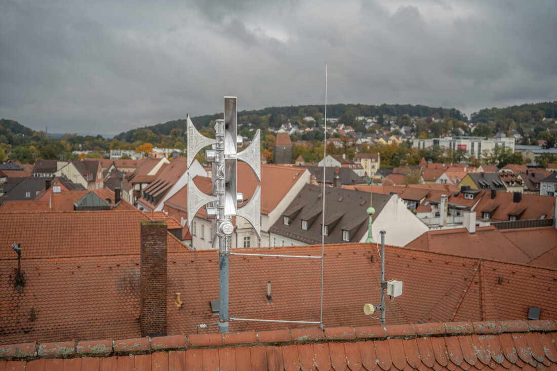 Amberg. Am Donnerstag, 12. März 2026, werden beim bayernweiten Probealarm Sirenen und Warn-Apps getestet, um die Bevölkerung zu sensibilisieren. Um 11 Uhr ertönt ein Heulton, die Entwarnung folgt gegen 11.30 Uhr.