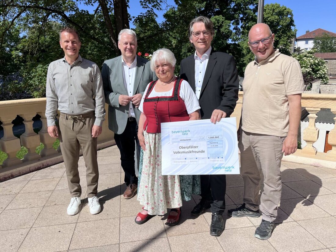 Amberg-Sulzbach. Die Bayernwerk Netz GmbH spendet 1.000 Euro für die Kinder- und Jugendarbeit der Volksmusikfreunde. Im Landratsamt übergab Markus Windisch an Landrat Richard Reisinger, Martha Pruy und Dieter Kohl.