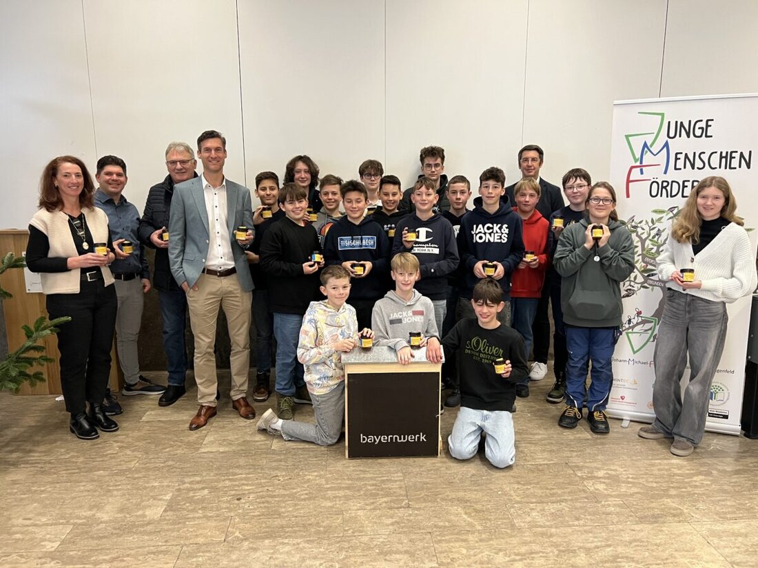 Burglengenfeld. Bayernwerk spendet der AG Imkern am Johann-Michael-Fischer-Gymnasium zum zehnten Geburtstag einen Bienen-Schaukasten und 30 Gläser Honig. Die Schule wurde mehrfach ausgezeichnet.