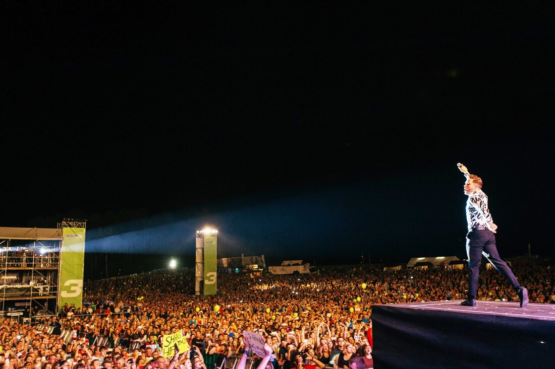 Tiefenlesauf/Waldershof. Mehr als 65.000 Menschen feierten am Samstag im oberfränkischen Tiefenlesau das Bayern 3 Dorffest. Auf der riesigen Dorffest-Bühne, die in den Feldern der nördlichen fränkischen Schweiz stand, haben die [&hellip;]