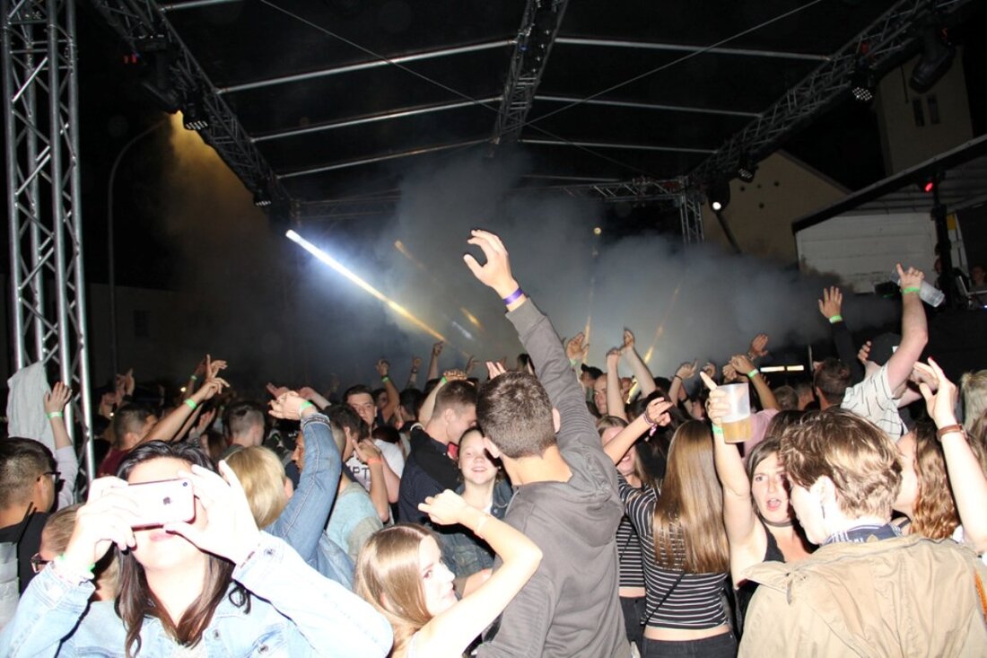 Dießfurt. Das Partywochenende in Dießfurt stand unter einem guten Stern: Perfektes Open-Air-Wetter herrschte bei Weißbierfest und 10. Beach-Party beim FC Dießfurt. Von Rudi Fischer Für einen stimmungsvollen Auftakt sorgten die Pressather [&hellip;]
