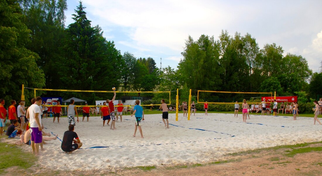 Vohenstrauß. Beachvolleyball zocken, chillen… Oder doch lieber ein kühles Bierchen schlürfen? Bei der mittlerweile fünften Auflage der Beachvolleyball Stadtmeisterschaft der Musikinitiative am 23. Juli im Vohenstraußer Freibad steht wieder ganz [&hellip;]