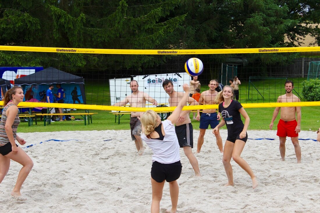Vohenstrauß. Der Nachmittag hatte deutliche Spuren hinterlassen: Durchnässte Klamotten von Schweiß und Regen, Sand, der überall klebt und sichtliche Erschöpfung. Trotzdem hatten die Beachvolleyballer bei der Siegerehrung im Freibad Vohenstrauß [&hellip;]