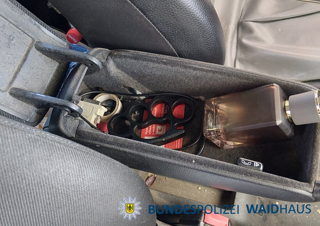 Waidhaus. Bei Grenzkontrollen stellten Bundespolizisten am Wochenende mehrere verbotene Waffen wie Pfefferspray, Schlagringe und ein Butterflymesser sicher und leiteten in vier Fällen Ermittlungen ein.