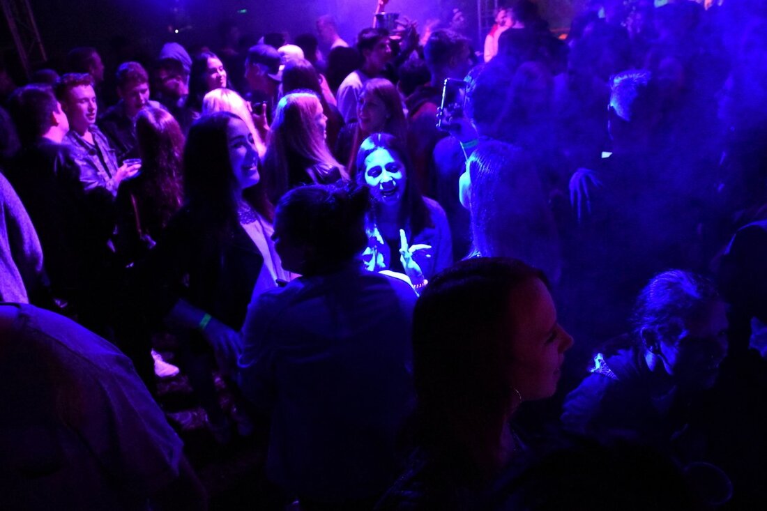 Windischeschenbach. Alle Hände voll zu tun, hatten die Beamten der Polizeiinspektion Neustadt/WN am Samstagabend bei der Beachparty in Windischeschenbach. Gegen 23.15 Uhr randalierte ein Windischeschenbacher (20) auf dem Gelände des Freibades. [&hellip;]