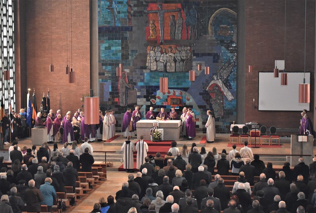 Grafenwöhr. “Des is mei Pfarrer”, sagte Papst Benedikt XVI. über Monsignore Karl Wohlgut. Für die Grafenwöhr war er noch sehr viel mehr als das. Am “Matthias”-Tag holte ihn Gott zu [&hellip;]